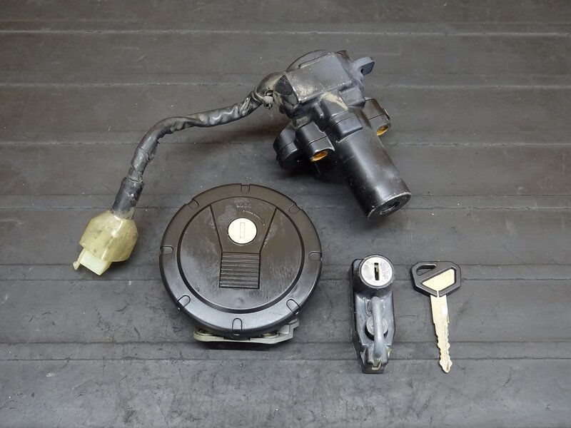 【251107】KLX250(LX250E-A05)◆ キーセット メインキー タンクキャップ ヘルメットホルダー キーねじれ有 【04’ Dトラッカー | 中古バイクパーツ通販・買取　ジャンクヤード鳥取　JunkYard