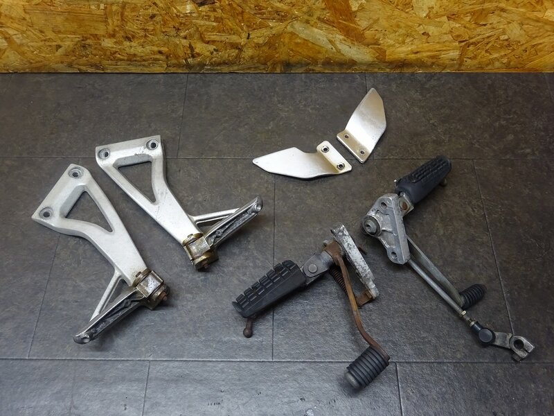 【251110】SRX400(3VN-086)■ ステップセット メインステップ タンデムステップ シフトペダル ブレーキペダル ヒールガード 【SRX600 | 中古バイクパーツ通販・買取　ジャンクヤード鳥取　JunkYard