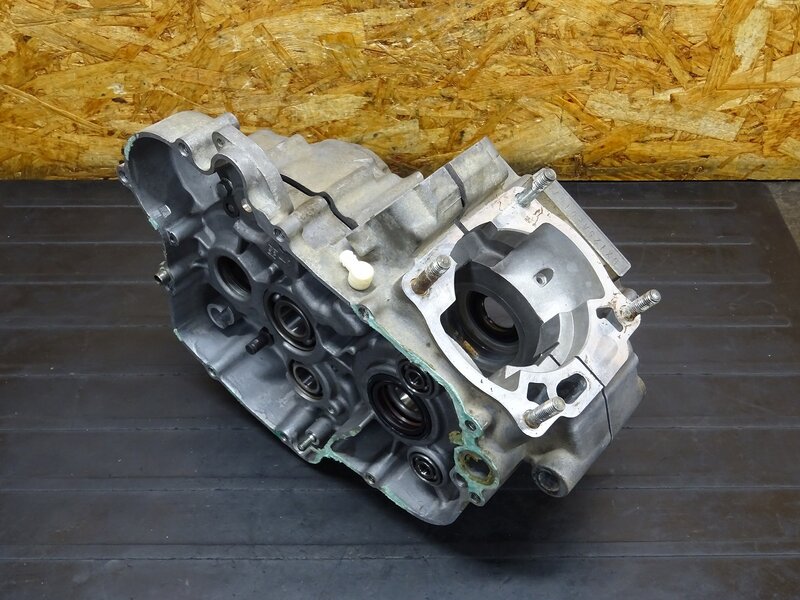 【251114】KDX125SR(DX125A-016)◆ クランクケース左右セット 破損有 ※エンジンパーツ【検索：200 220 250 | 中古バイクパーツ通販・買取　ジャンクヤード鳥取　JunkYard