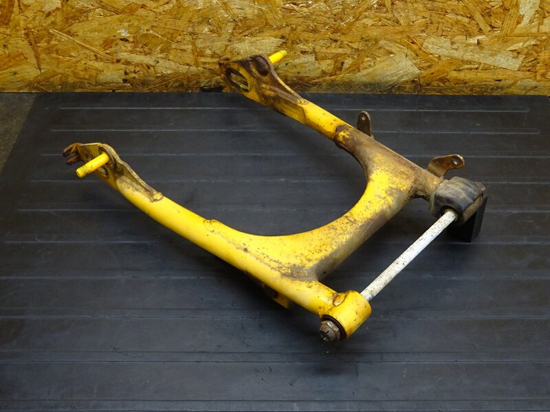 【251215】モトラ(AD05-1002)◆ スイングアーム ピボットシャフト 錆/削れ有 【CT50J | 中古バイクパーツ通販・買取　ジャンクヤード鳥取　JunkYard