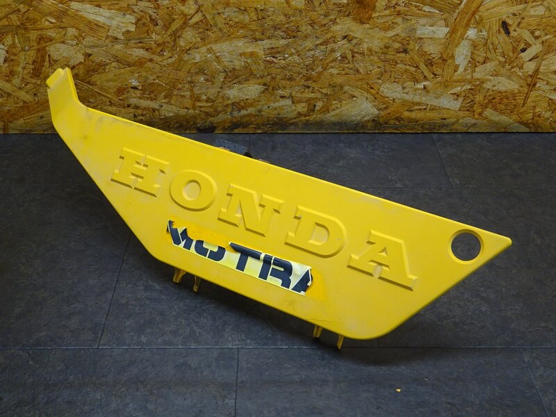 【251215】モトラ(AD05-1002)◆ サイドカバー左 サイドカウル 色褪せ/ひび割れ有 【CT50J | 中古バイクパーツ通販・買取　ジャンクヤード鳥取　JunkYard
