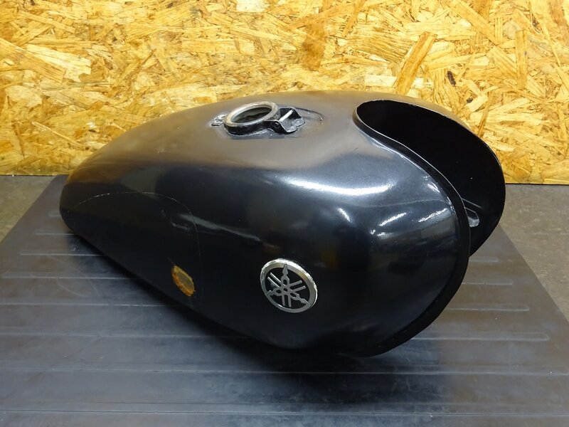 【251234】SR400(1JR-254)◆ 燃料タンク ガソリンタンク フューエルタンク 凹み/色塗り有 【検:SR500 1JN 2J2 2H6 | 中古バイクパーツ通販・買取　ジャンクヤード鳥取　JunkYard