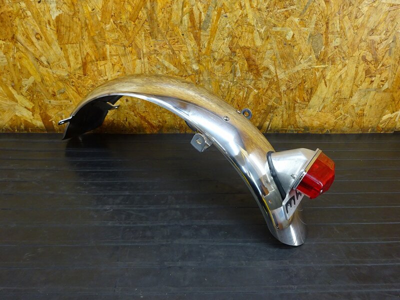 【260120】SR400(1JR-342)◇ 社外リアフェンダー テールランプ ルーカスタイプ ペイトンプレイス?? 傷有 【検:SR500 1JN 2J2 2H6 | 中古バイクパーツ通販・買取　ジャンクヤード鳥取　JunkYard