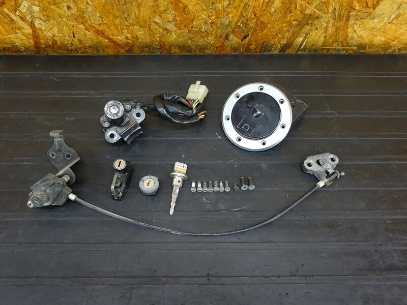 【260301】ZZR400(ZX400N-008)◇ キーセット メインキー KM-4 タンクキャップ シートロック ヘルメットホルダー 【ZZ-R400 | 中古バイクパーツ通販・買取　ジャンクヤード鳥取　JunkYard