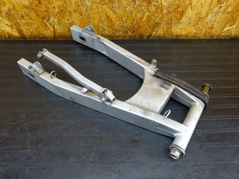 【260313】GSX250S(GJ76A-103)◇ スイングアーム ピボットシャフト トルクロッド 【刀 カタナ | 中古バイクパーツ通販・買取　ジャンクヤード鳥取　JunkYard