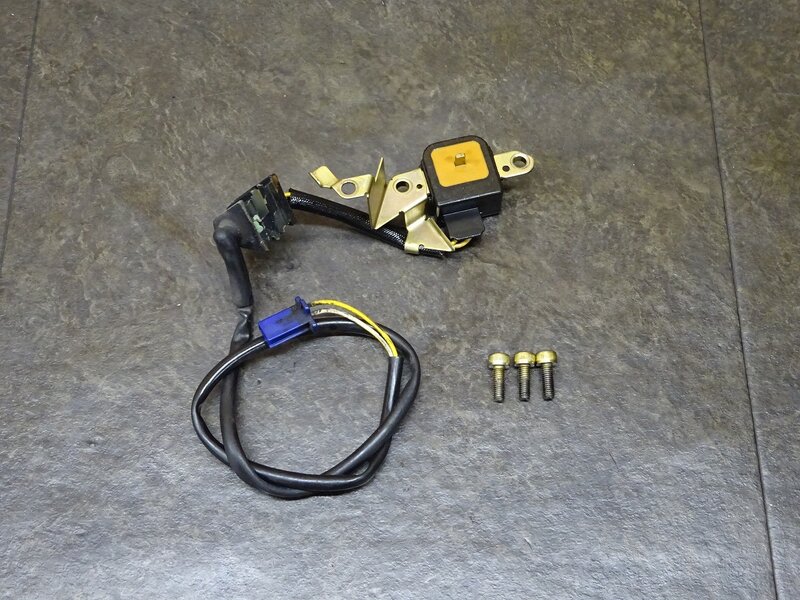 【250605】ホーネット250(MC31-1301)◆ ピックアップコイル ※エンジンパーツ MC14E | 中古バイクパーツ通販・買取　ジャンクヤード鳥取　JunkYard