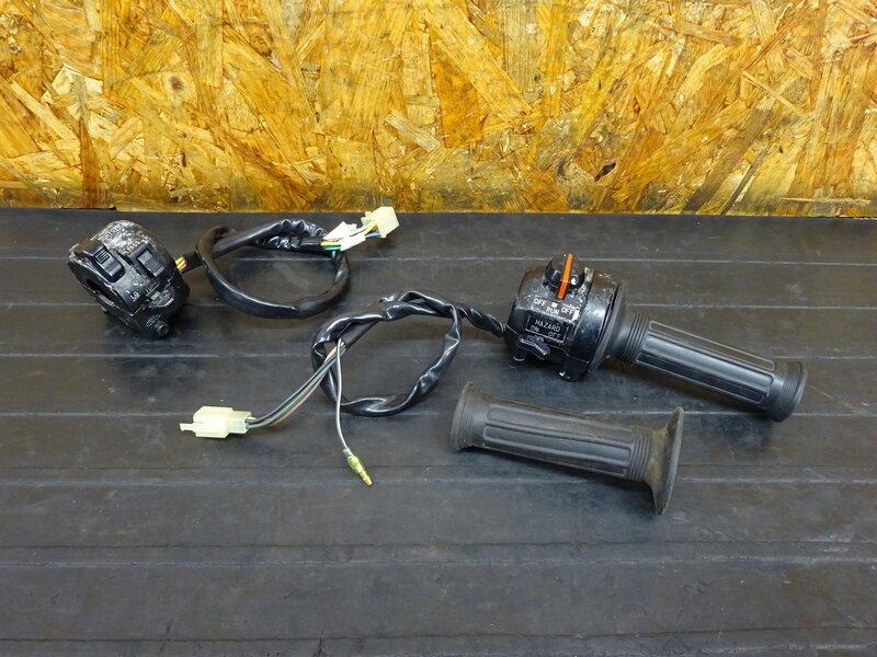 【250702】SR400(1JR-304)◇ ハンドルスイッチ左右セット スイッチボックス スロットル 腐食 ボルト欠品有 【検:SR500 1JN 2J2 2H6 | 中古バイクパーツ通販・買取　ジャンクヤード鳥取　JunkYard