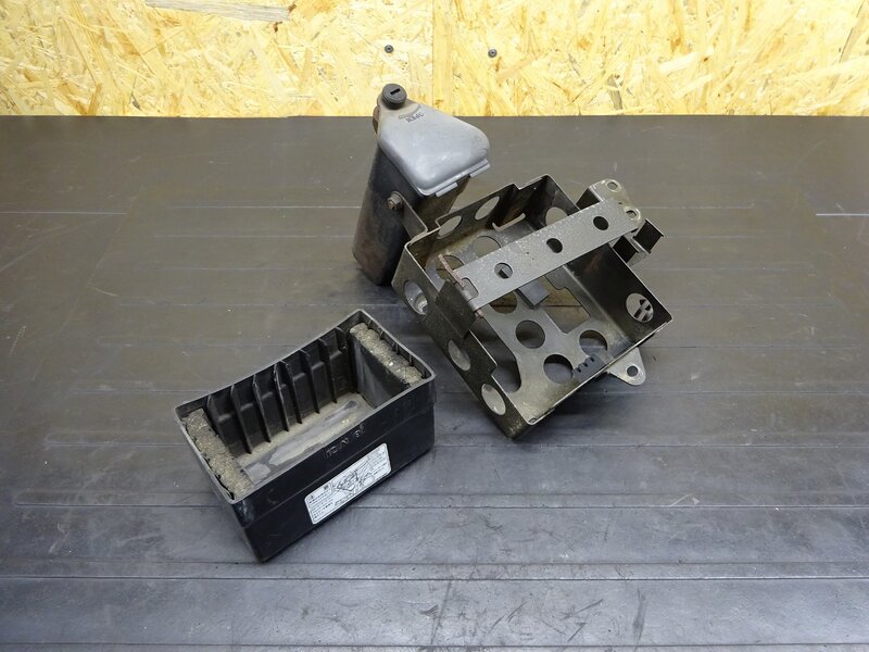 【250701】GB250クラブマン(MC10-1350)◆ バッテリーケース 車載工具入れ 車載ツール入れ 小物入れ ツールボックス | 中古バイクパーツ通販・買取　ジャンクヤード鳥取　JunkYard