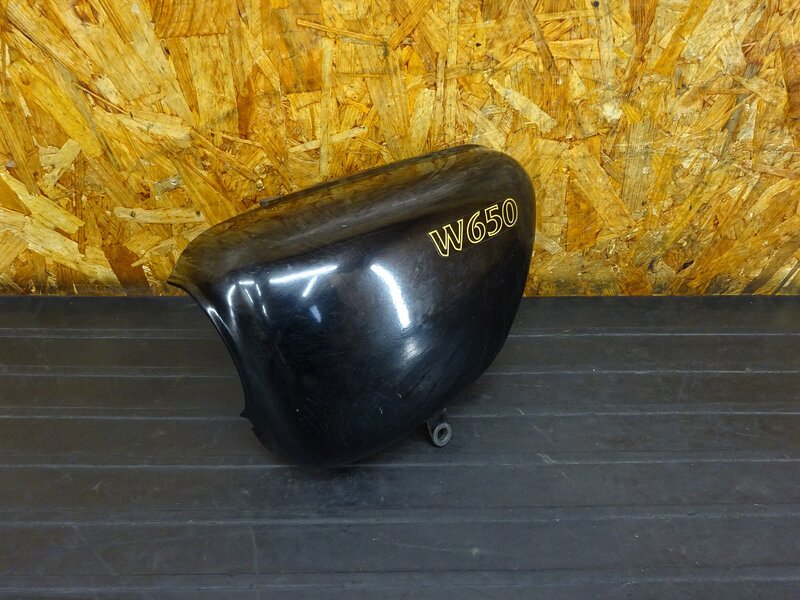 【250811】W650(EJ650A-012)◇ サイドカバー左 サイドカウル 傷 錆有 【検索:W400 EJ400A | 中古バイクパーツ通販・買取　ジャンクヤード鳥取　JunkYard