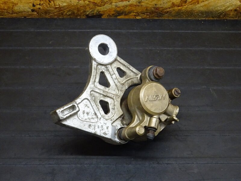 【251008】VT250スパーダ(MC20-1004)◆ リアブレーキキャリパー キャリパーサポート 固着有 | 中古バイクパーツ通販・買取　ジャンクヤード鳥取　JunkYard