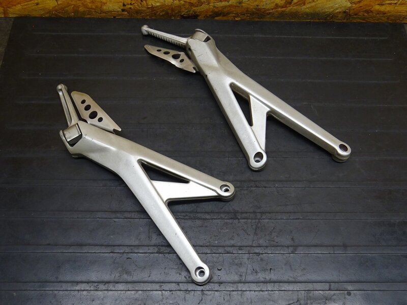 【251009】ドゥカティ ムルティストラーダ1000DS◆ タンデムステップ左右セット ペグ 削れ/変形有 | 中古バイクパーツ通販・買取　ジャンクヤード鳥取　JunkYard