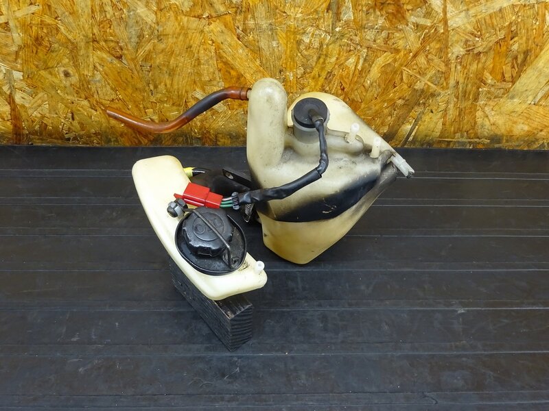 【251122】NSR250R(MC21)◇ オイルタンク 2ストオイルタンク 2ST オイルセンサー 割れ有 【検索:MC18 MC28 SE SP | 中古バイクパーツ通販・買取　ジャンクヤード鳥取　JunkYard