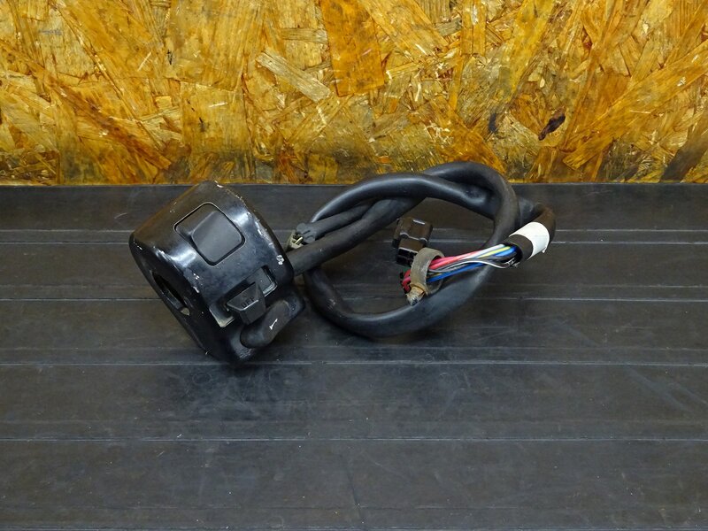 【251231】バルカン400ドリフター(VN400D-000)◇ ハンドルスイッチ左 スイッチボックス ブラック スイッチ固着/カプラツメ折れ有 | 中古バイクパーツ通販・買取　ジャンクヤード鳥取　JunkYard