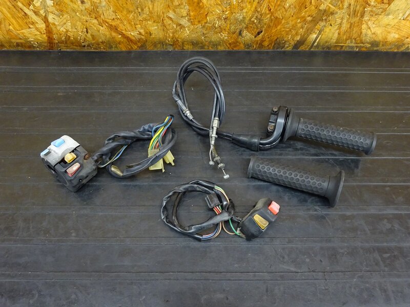 【260112】FZR250R(3LN-281)◇ ハンドルスイッチ左右セット スイッチボックス スロットル スロットルホルダー 色あせ有 | 中古バイクパーツ通販・買取　ジャンクヤード鳥取　JunkYard