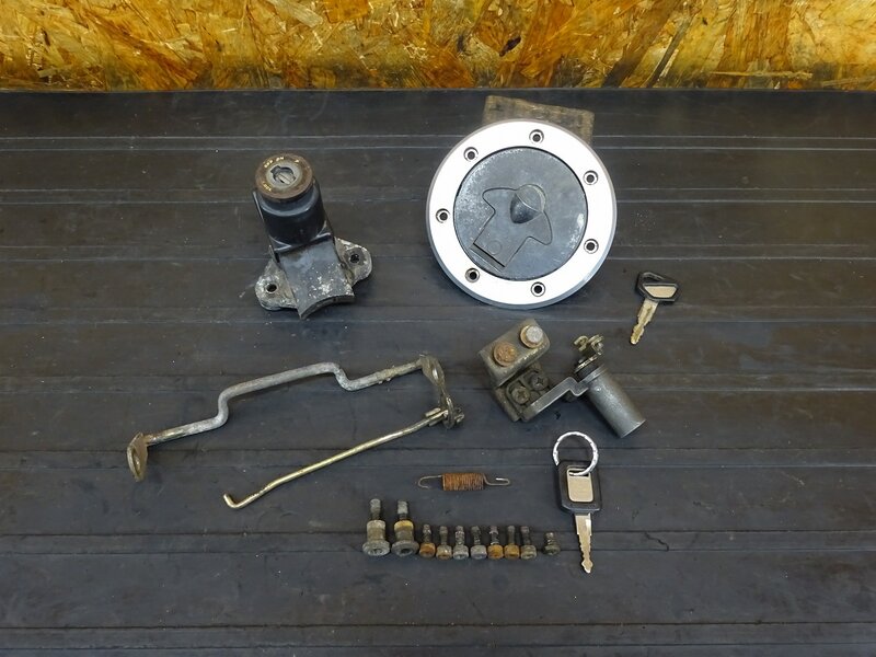 【260115】ゼファー400(ZR400C-054)◇ キーセット メインキー イグニッションキー タンクキャップ シートロック 欠品有 【C4 | 中古バイクパーツ通販・買取　ジャンクヤード鳥取　JunkYard