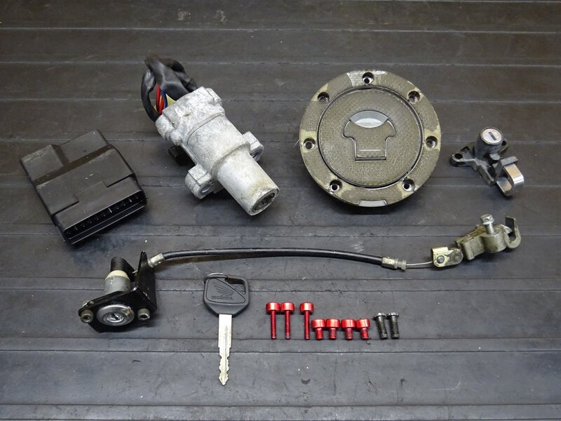 【260306】CB400SF Vtec2(NC39-1044)◆ キーセット メイン/イグニッションキー タンクキャップ ヘルメットホルダー 【SPEC2 スペック2 | 中古バイクパーツ通販・買取　ジャンクヤード鳥取　JunkYard