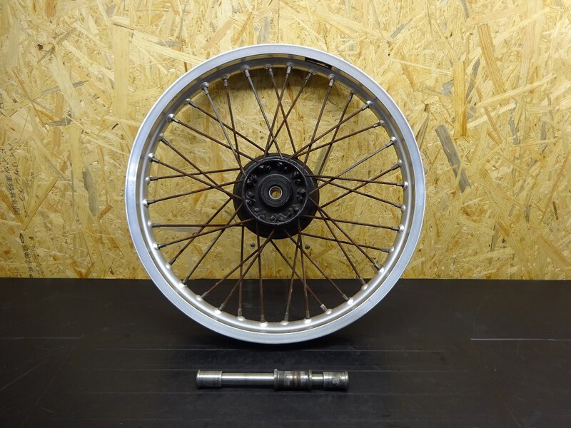 【250623】W650(EJ650A-032)◆ フロントホイール 19×2.15 フロントアクスルシャフト スポーク錆/フレ有 | 中古バイクパーツ通販・買取　ジャンクヤード鳥取　JunkYard