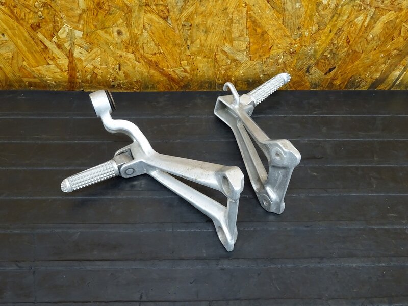 【250707】XJR400R(RH02J-005)◇ タンデムステップ左右セット ペグ マフラーステー 【イモビ付 4HM | 中古バイクパーツ通販・買取　ジャンクヤード鳥取　JunkYard