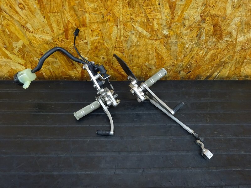 【250707】XJR400R(RH02J-005)◇ 社外バックステップ ブレンボマスター付 メインステップ オーヴァー OVER ペダル曲がり有 【イモビ付 4HM | 中古バイクパーツ通販・買取　ジャンクヤード鳥取　JunkYard
