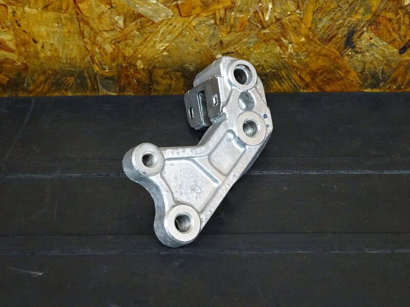 【250717】◇ VT250Fインテグラ(MC08) リアキャリパーサポート バッテンキャリパー 腐食有 | 中古バイクパーツ通販・買取　ジャンクヤード鳥取　JunkYard