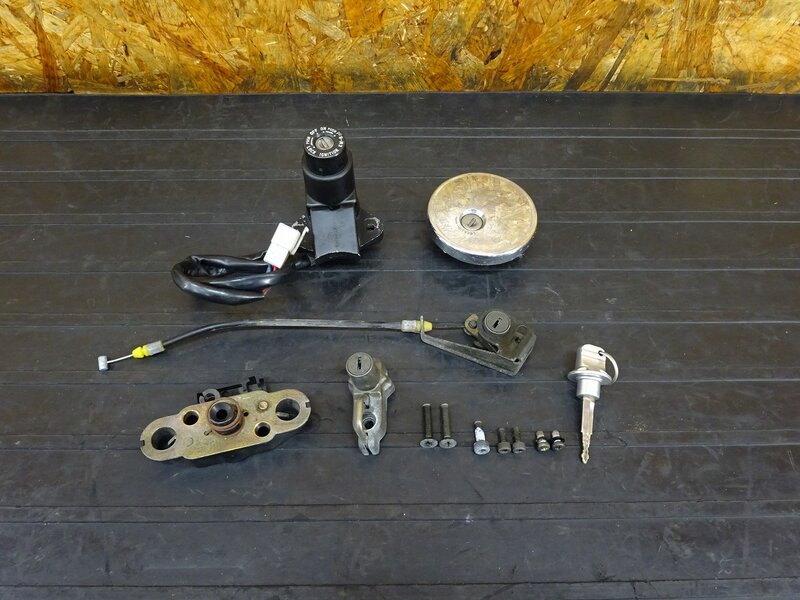 【251032】W650(EJ650A-031)◇ キーセット メイン/イグニッションキー タンクキャップ シートロック ヘルメットホルダー | 中古バイクパーツ通販・買取　ジャンクヤード鳥取　JunkYard
