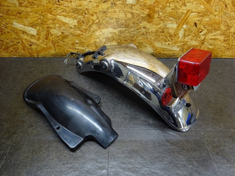【251102】SR400(RH01J-020)◆ リアフェンダー リアインナーフェンダー テールランプ ブレーキランプ 反射板 ひび割れ有 【イモビ付 | 中古バイクパーツ通販・買取　ジャンクヤード鳥取　JunkYard