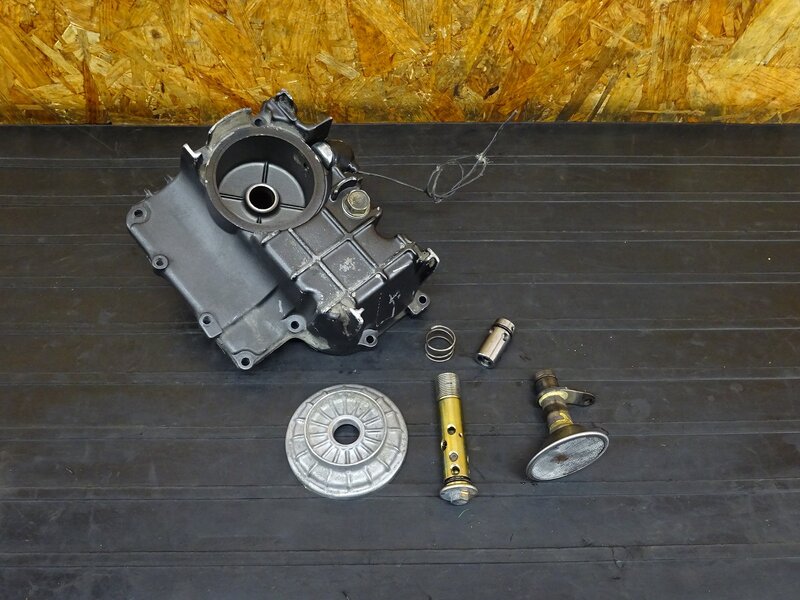 【251105】】ホーネット250(MC31)◇ オイルパン オイルフィルターカバー ストレーナー 削れ有 ※エンジンパーツ MC14E-1550986外し | 中古バイクパーツ通販・買取　ジャンクヤード鳥取　JunkYard