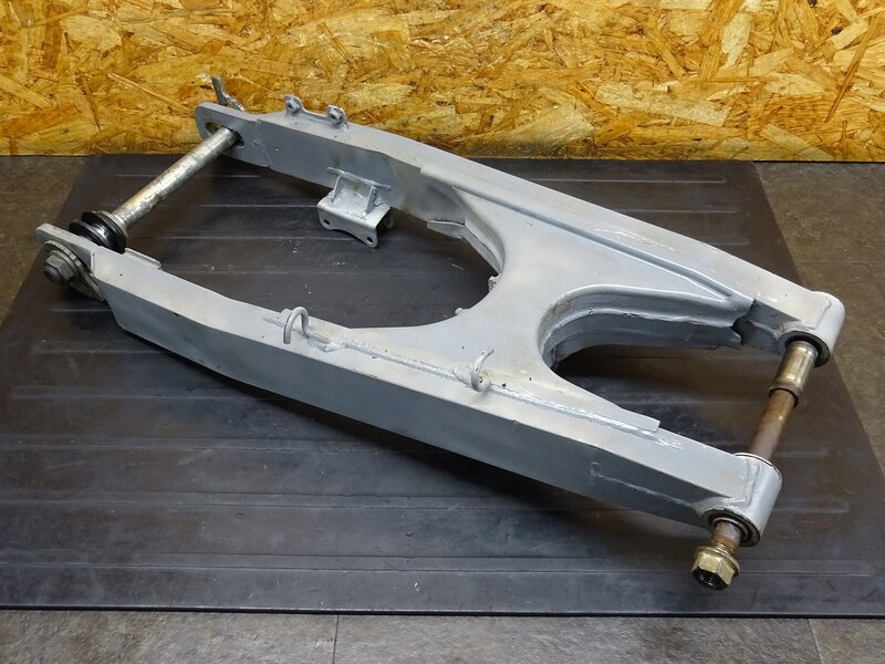 【251114】KDX125SR(DX125A-016)◆ スイングアーム ピボットシャフト リアアクスルシャフト 凹み/色塗り有 【検索：200 220 250 | 中古バイクパーツ通販・買取　ジャンクヤード鳥取　JunkYard