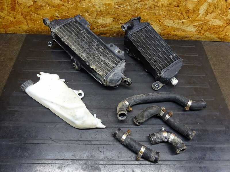 【251118】KDX200SR(DX200G-004)◆ ラジエーターセット ラジエーターコア/ホース リザーブタンク 変形有 ジャンク！ 【検索:125 220 250 | 中古バイクパーツ通販・買取　ジャンクヤード鳥取　JunkYard
