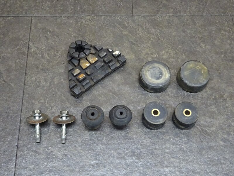 【251127】SR400(1JR-272)◆ タンクブッシュ タンクマウント ゴム ラバー 【検:SR500 1JN 2J2 2H6 | 中古バイクパーツ通販・買取　ジャンクヤード鳥取　JunkYard