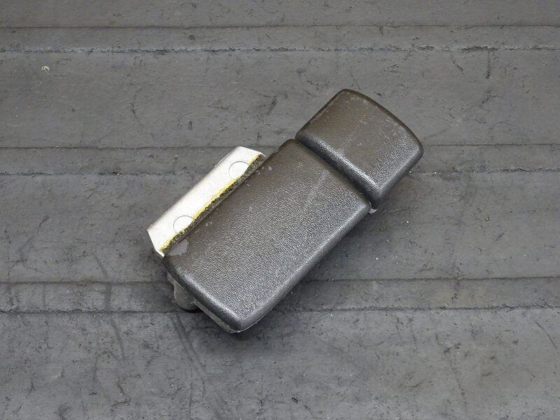 【251210】スカイウェイブ250S(CJ46A-104)◆ グローブボックスノブ グローブボックスホルダー | 中古バイクパーツ通販・買取　ジャンクヤード鳥取　JunkYard