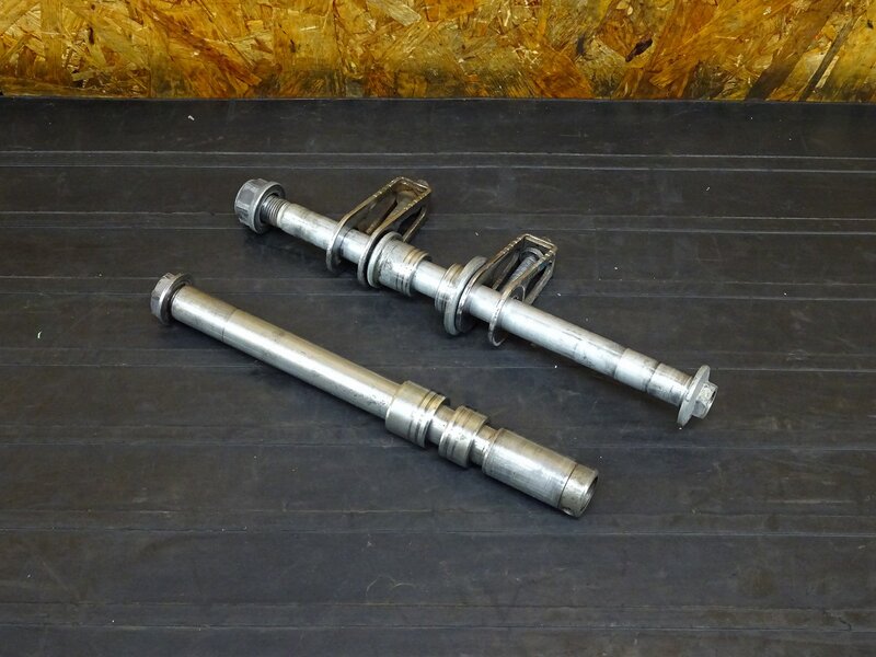 【251212】CBR250RR(MC22-1052)◇ アクスルシャフト前後セット フロント/リアアクスルシャフト チェーンアジャスター 【規制前 | 中古バイクパーツ通販・買取　ジャンクヤード鳥取　JunkYard