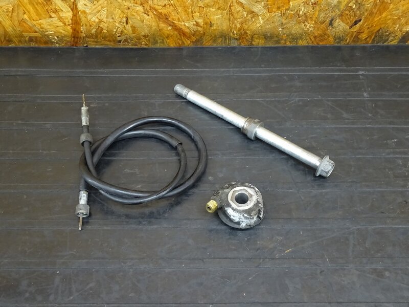 【260112】FZR250R(3LN-281)◇ フロントアクスルシャフト スピードメーターギア メーターギヤ | 中古バイクパーツ通販・買取　ジャンクヤード鳥取　JunkYard