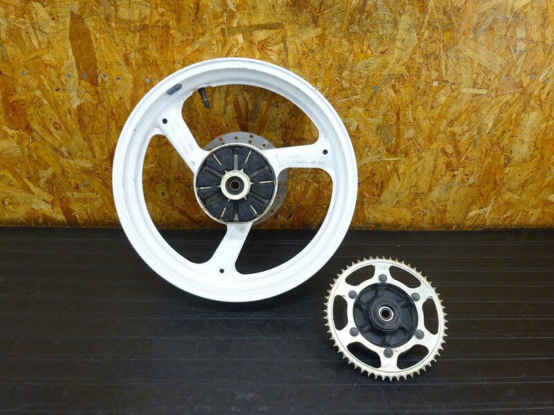 【260112】FZR250R(3LN-281)◇ リアホイール 17×3.50 R-57 ブレーキディスク(段付き有) ハブ 塗装剥がれ有 | 中古バイクパーツ通販・買取　ジャンクヤード鳥取　JunkYard