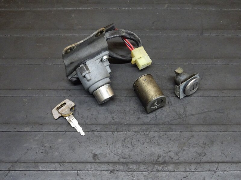 【260213】マグナ250(MC29-1012)◆ キーセット メインキー イグニッションキー サイドカバーキー キー折れ有 【V-TWIN | 中古バイクパーツ通販・買取　ジャンクヤード鳥取　JunkYard