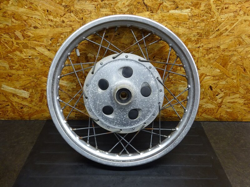 【260302】SR400(1JR-302)◆ フロントホイール 18×1.85 腐食/フレ有 【検:SR500 1JN 2J2 2H6 | 中古バイクパーツ通販・買取　ジャンクヤード鳥取　JunkYard
