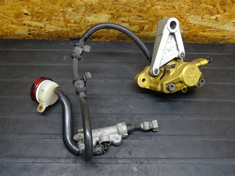 【260306】CB400SF Vtec2(NC39-1044)◆ リアブレーキセット ブレーキキャリパー キャリパーサポート マスターシリンダー 【SPEC2 スペック2 | 中古バイクパーツ通販・買取　ジャンクヤード鳥取　JunkYard