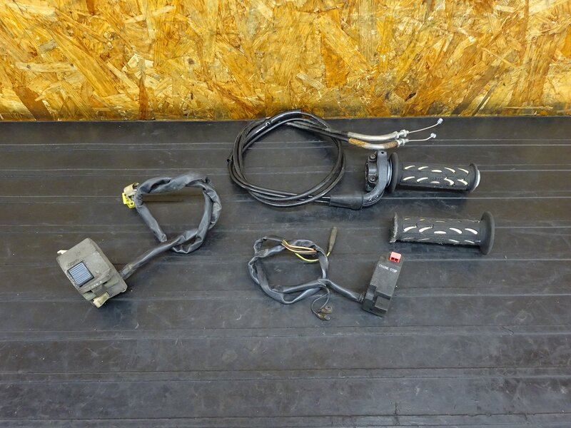 【260313】GSX250S(GJ76A-103)◇ ハンドルスイッチ左右セット スイッチボックス スロットル 回り止め破損有 【刀 カタナ | 中古バイクパーツ通販・買取　ジャンクヤード鳥取　JunkYard