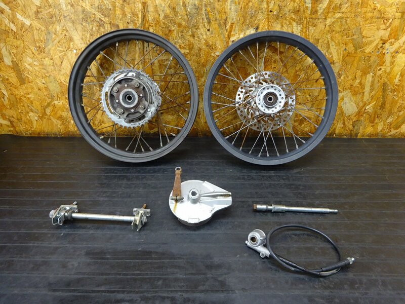 【250603】FTR223(MC34-1005)◆ ホイール前後セット フロント 18×2.50 リア 18×3.00 ドラムパネル アクスルシャフト メーターギア 錆有 | 中古バイクパーツ通販・買取　ジャンクヤード鳥取　JunkYard