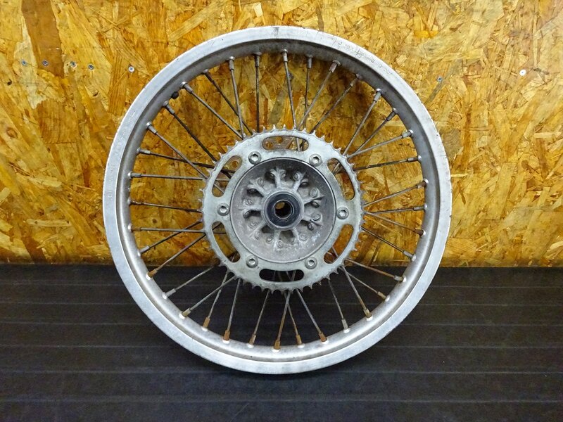 【250734】KDX125SR(DX125A-001)◇ リアホイール 18×1.85 ブレーキディスク ハブ スプロケ 52T 腐食 傷有 ※検索:200 220 250 | 中古バイクパーツ通販・買取　ジャンクヤード鳥取　JunkYard