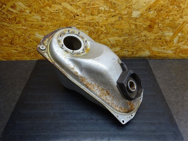 【250806】フォルツァZ(MF08-1317)◆ 燃料タンク ガソリンタンク フューエルタンク 穴あき有 ジャンク!! | 中古バイクパーツ通販・買取　ジャンクヤード鳥取　JunkYard