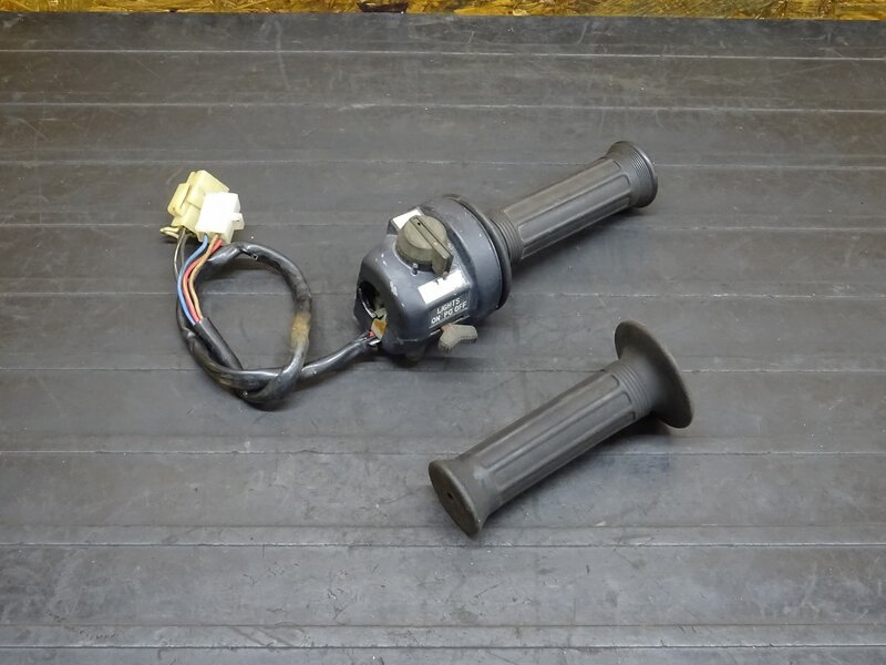 【250813】SR500(1JN-224)◆ ハンドルスイッチ右 スイッチボックス 被覆破れ有 【検索：2J2 SR400 2H6 1JR | 中古バイクパーツ通販・買取　ジャンクヤード鳥取　JunkYard