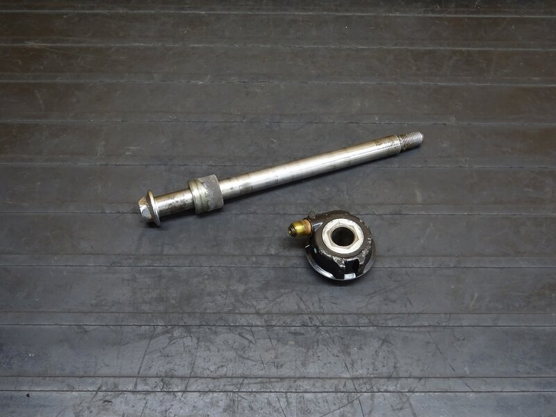 【250817】V-MAX1200(3UF-009)◆ メーターギア ギヤ フロントアクスルシャフト 【VMAX | 中古バイクパーツ通販・買取　ジャンクヤード鳥取　JunkYard