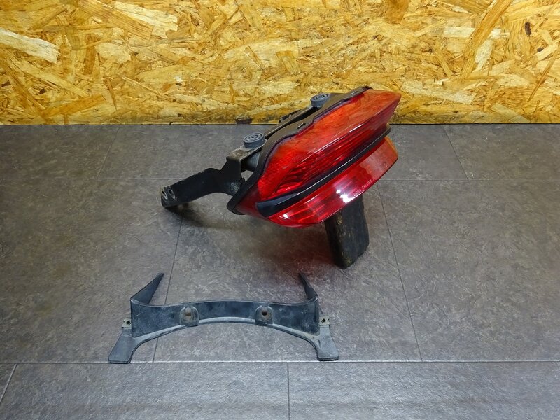 【250824】XJR1300(RP01J-002)◆ テールランプ ブレーキランプ テールランプステー 【RP03J | 中古バイクパーツ通販・買取　ジャンクヤード鳥取　JunkYard