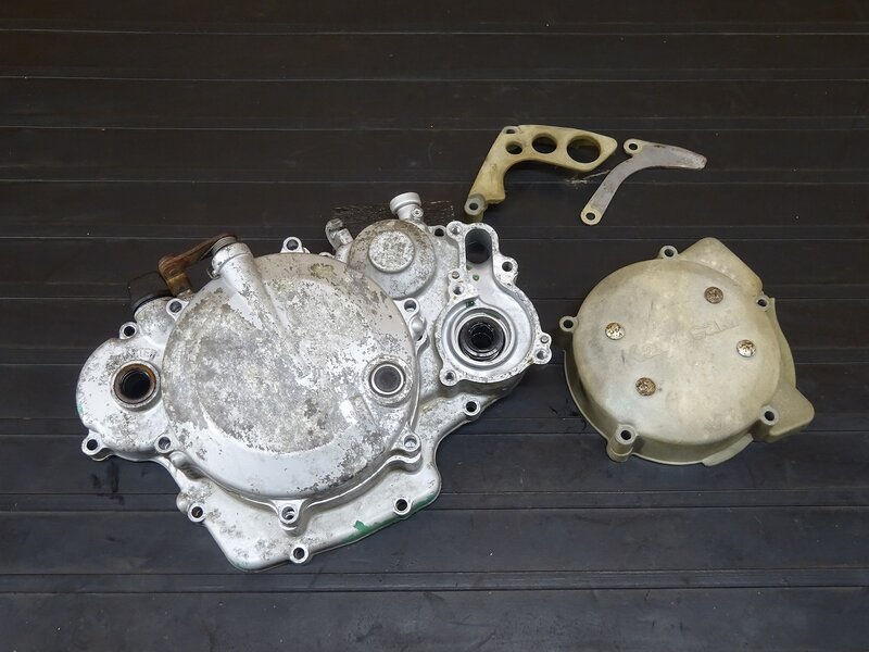 【250913】KDX125SR(DX125A-008)● エンジンカバー左右 クラッチ/ジェネレーター/スプロケカバー ※エンジンパーツ 検索:200 220 250 | 中古バイクパーツ通販・買取　ジャンクヤード鳥取　JunkYard