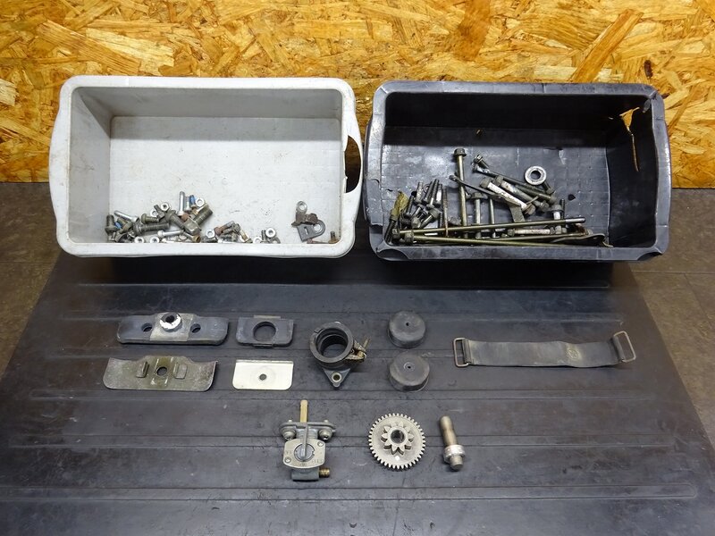 【250924】TW200(2JL-060)◆ ボルトセット タンクブッシュ インシュレーター 燃料コック 【DG07J TW225 DG09J | 中古バイクパーツ通販・買取　ジャンクヤード鳥取　JunkYard