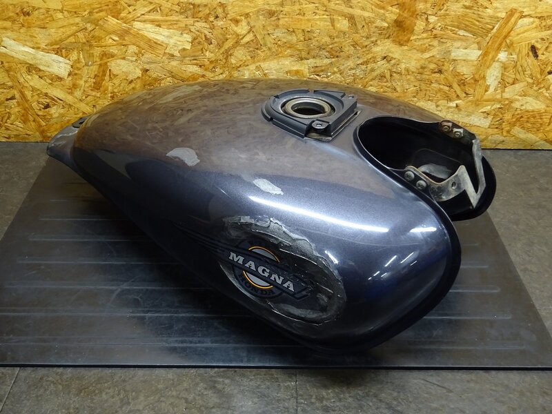 【251042】マグナ250(MC29-1009)◆ 燃料タンク ガソリンタンク フューエルタンク 凹み有 【V-TWIN | 中古バイクパーツ通販・買取 ジャンクヤード鳥取 JunkYard