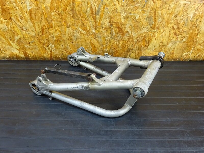 【251120】ZRX400(ZR400E-006)◇ スイングアーム ピボットシャフト トルクロッド エキセントリックカラー 削れ有 【前期 ZRX-2 ZRX-Ⅱ | 中古バイクパーツ通販・買取　ジャンクヤード鳥取　JunkYard