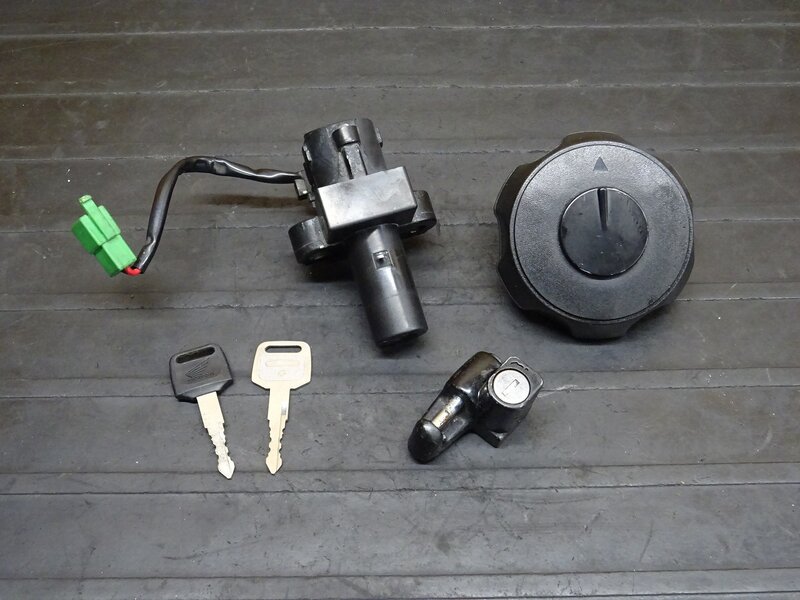【251202】 CRM250R(MD24-1402)◆ キーセット メインキー イグニッションキー タンクキャップ ヘルメットホルダー | 中古バイクパーツ通販・買取　ジャンクヤード鳥取　JunkYard