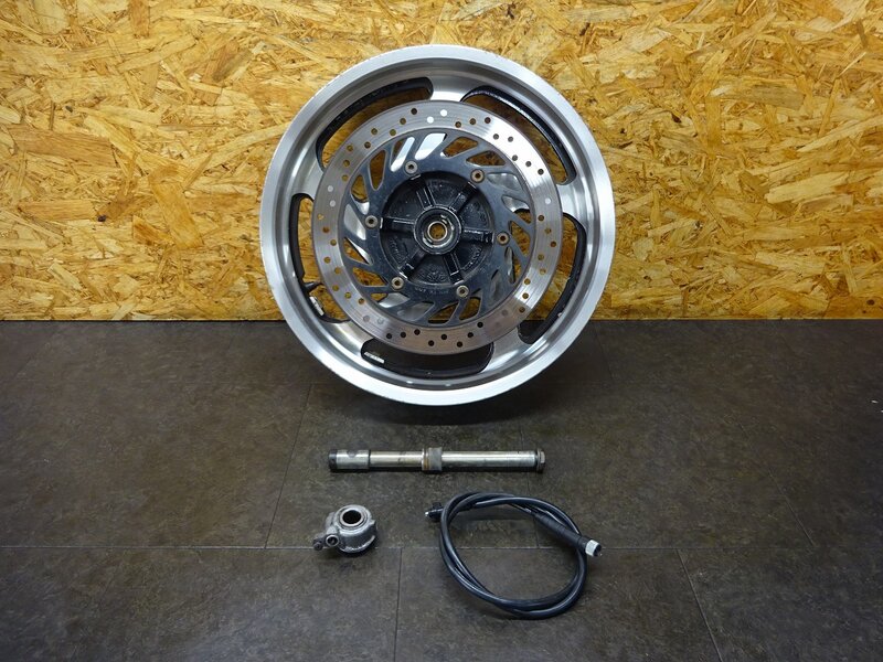 【250508】マグナ250(MC29-1700)◆ フロントホイール 17×3.00 フロントアクスルシャフト スピードメーターギア 腐食有 【V-TWIN Vツイン | 中古バイクパーツ通販・買取　ジャンクヤード鳥取　JunkYard